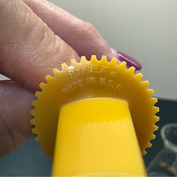 Vintage 1970’s Pyrex Butterfly Gold Oil/Vinegar Dispenser - Picture 5 of 5